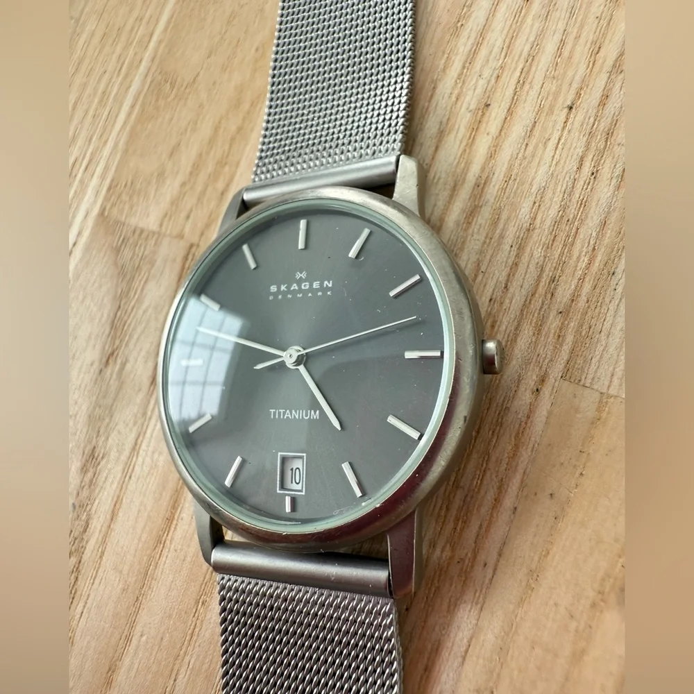 Skagen titanium black dial dress watch NEW BATTERY